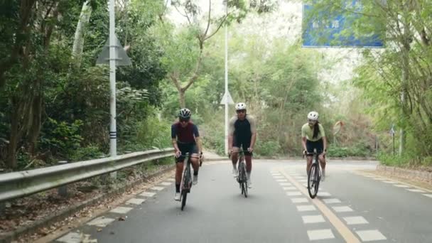 Группа Молодых Азиатских Велосипедистов Катающихся Велосипеде Природе Сельской Дороге — стоковое видео