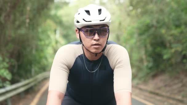 Grupp Unga Asiatiska Cyklister Ridning Cykel Utomhus Landsbygden Väg — Stockvideo