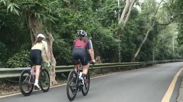 三位年轻的亚洲骑单车人士骑单车在乡村道路上的后视镜 — 图库视频影像
