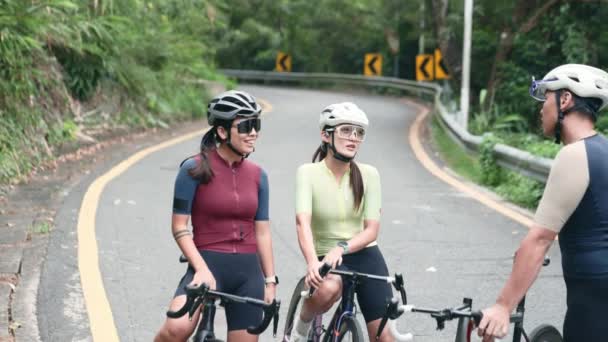 Unga Asiatiska Cyklister Chatta Avkopplande Medan Tar Paus Från Ridning — Stockvideo