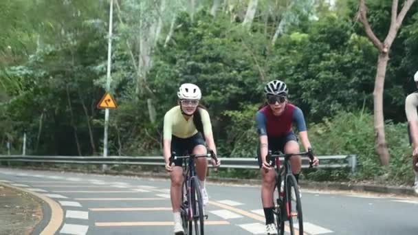 Fiatal Ázsiai Felnőtt Kerékpárosok Kerékpározás Vidéki Úton — Stock videók