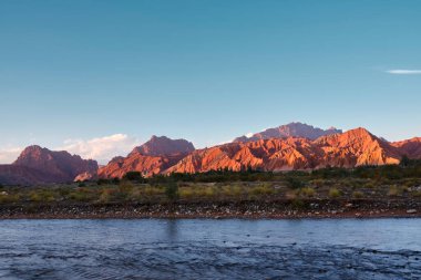 Tianshan 'da gün batımında nehir ve kayalık dağlar Gizemli Büyük Kanyon Ulusal Parkı, Xinjiang, Çin