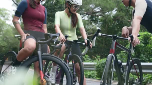Unga Asiatiska Vuxna Cyklister Chatta Medan Tar Paus Från Utomhus — Stockvideo