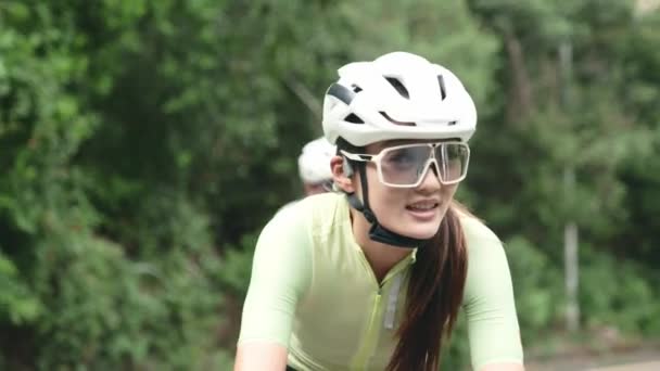 Jovem Asiático Adulto Ciclista Equitação Bicicleta Rural Estrada — Vídeo de Stock