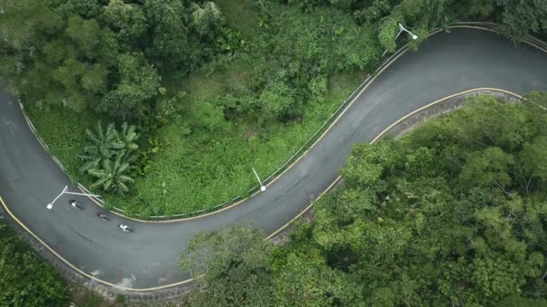 Tiro Con Dron Atletas Profesionales Ciclismo Entrenando Carretera Rural Forma — Vídeo de stock