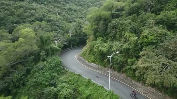 Drone Disparo Jóvenes Asiáticos Adultos Ciclistas Montar Bicicleta Carretera Rural — Vídeos de Stock