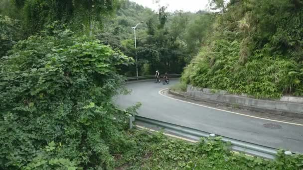 Magas Szög Kilátás Fiatal Ázsiai Felnőtt Kerékpárosok Lovaglás Kerékpár Vidéki — Stock videók