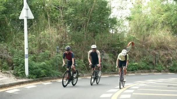Jeune Asiatique Adulte Cyclistes Équitation Vélo Sur Route Rurale — Video