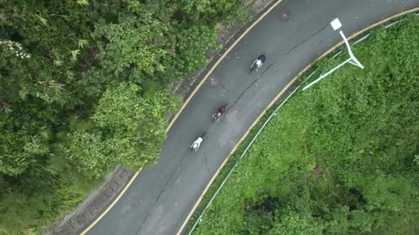 Drone Disparo Jóvenes Asiáticos Adultos Ciclistas Montar Bicicleta Carretera Rural — Vídeos de Stock