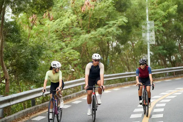 Tres Jóvenes Ciclistas Asiáticos Montar Bicicleta Aire Libre Camino Rural — Foto de Stock