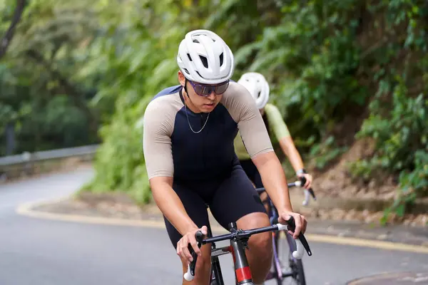 Молодой Азиат Мужчина Велосипедист Езда Велосипеде Открытом Воздухе Сельской Дороге — стоковое фото