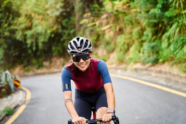 Junge Asiatische Radfahrerin Fährt Fahrrad Freien Auf Landstraße lizenzfreie Stockfotos