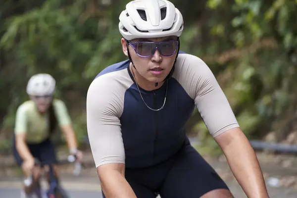 Genç Asyalı Erkek Bisikletçi Kırsal Yolda Bisiklet Sürüyor Stok Fotoğraf