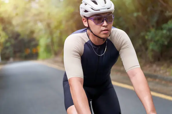 Молодой Азиат Мужчина Велосипедист Езда Велосипеде Открытом Воздухе Сельской Дороге Лицензионные Стоковые Изображения