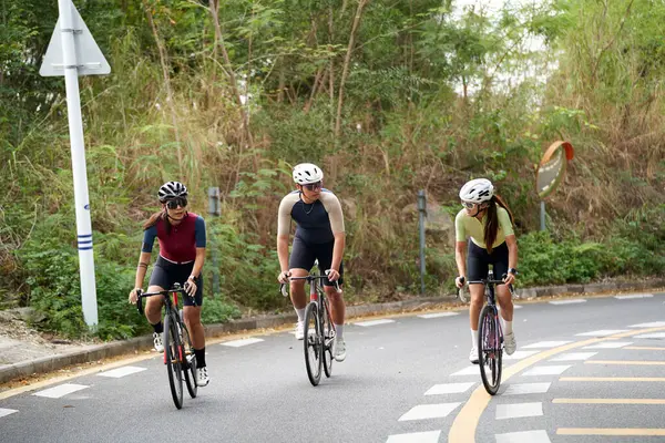 Tres Jóvenes Ciclistas Asiáticos Montar Bicicleta Aire Libre Camino Rural — Foto de Stock