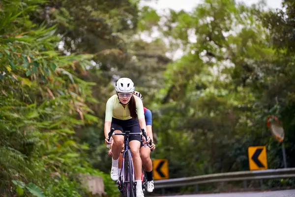 Bir Grup Asyalı Profesyonel Bisikletçi Kırsal Yolda Bisiklet Eğitimi Alıyor — Stok fotoğraf