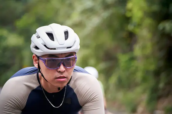 Genç Asyalı Erkek Bisikletçi Kırsal Yolda Bisiklet Sürüyor Stok Resim