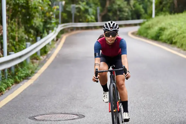 Junge Asiatische Radfahrerin Fährt Fahrrad Freien Auf Landstraße lizenzfreie Stockfotos