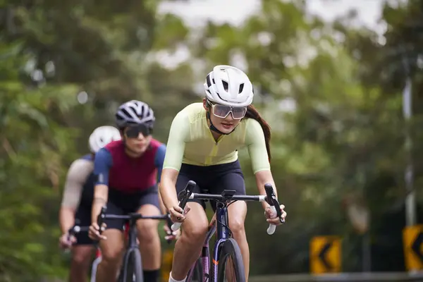 Gruppe Tre Unge Asiatiske Voksne Syklister Ridning Sykkel Landlig Vei – stockfoto