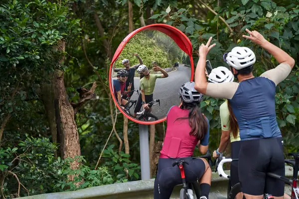 Grupo Três Jovem Ásia Ciclistas Tomando Engraçado Selfie Juntos Livre — Fotografia de Stock