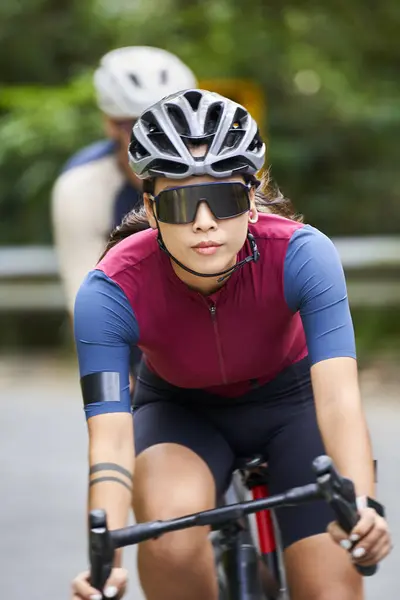 Junge Asiatische Radfahrerinnen Beim Fahrradtraining Auf Der Landstraße lizenzfreie Stockbilder