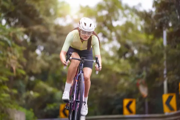 Молода Азіатська Жінка Велосипедистка Їзда Велосипеді Відкритому Повітрі Сільській Дорозі Стокова Картинка