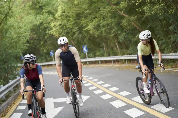 Trzech Młodych Azjatyckich Rowerzystów Jeżdżących Rowerze Świeżym Powietrzu Wiejskich Drogach — Zdjęcie stockowe