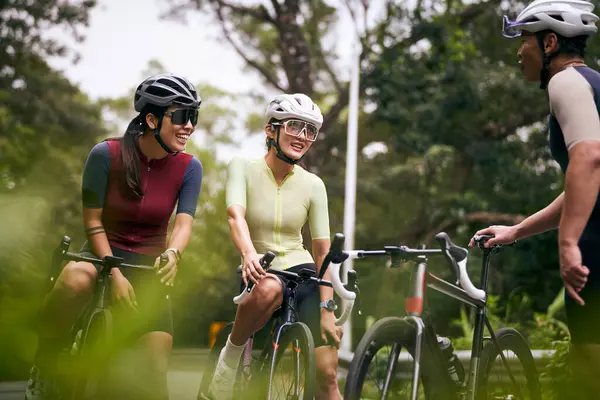 행복한 아시아의 자전거 자전거를 스톡 이미지