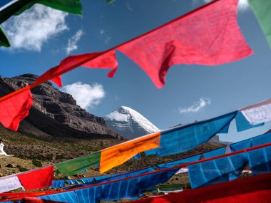 Kailash Dağı ve mavi gökyüzü dalgalı Tibet dua bayrakları, tibet, porselen