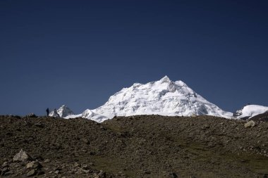 Cholatse Dağı derin mavi gökyüzünün altında Asyalı fotoğrafçı siluet, tibet, çin
