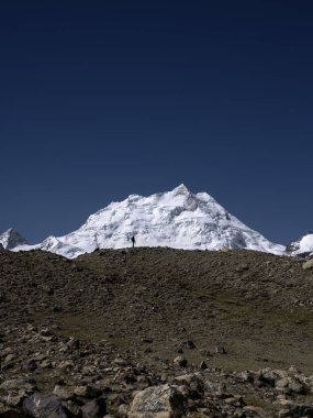 Cholatse Dağı derin mavi gökyüzünün altında Asyalı fotoğrafçı siluet, tibet, çin