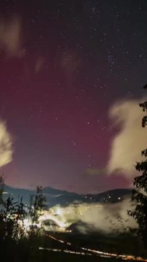 Zaman aşımı dell 'Aurora Boreale con colori rossi, verdi e gialli 