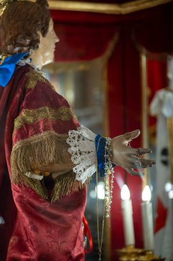 Cagliari, Sardinya 'da Sant' Efisio Festivali. Aziz Effisio 'nun heykeli Sant' Efisio Kilisesi 'nde, şehrin eski kısmında..