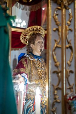 Cagliari, Sardinya 'da Sant' Efisio Festivali. Aziz Effisio 'nun heykeli Sant' Efisio Kilisesi 'nde, şehrin eski kısmında..