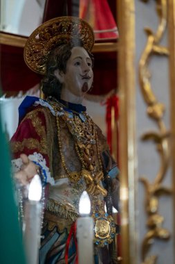 Cagliari, Sardinya 'da Sant' Efisio Festivali. Aziz Effisio 'nun heykeli Sant' Efisio Kilisesi 'nde, şehrin eski kısmında..