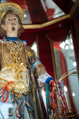 Cagliari, Sardinya 'da Sant' Efisio Festivali. Aziz Effisio 'nun heykeli Sant' Efisio Kilisesi 'nde, şehrin eski kısmında..