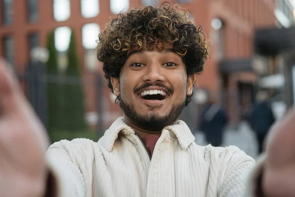 Een Glimlachende Indiaanse Toerist Die Selfie Neemt Een Videogesprek Straat — Stockfoto