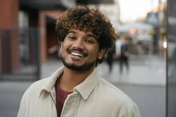 Smiling Stylish Indian Man Mengenakan Pakaian Kasual Melihat Kamera Jalan — Stok Foto