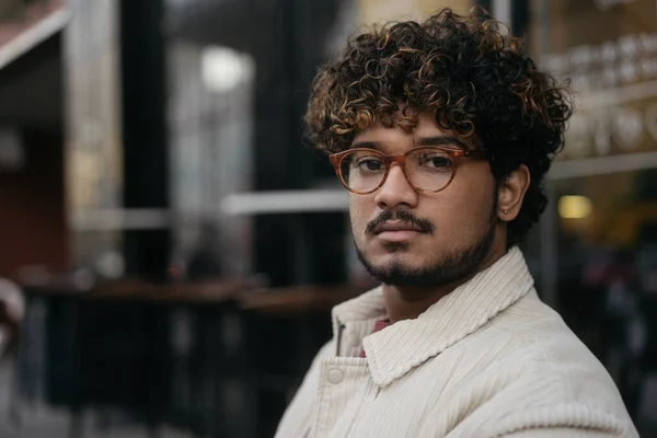 Porträt Eines Nachdenklichen Indischen Mannes Mit Brille Der Auf Der — Stockfoto
