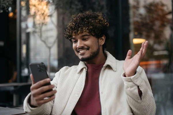 Sonriendo Hombre Indio Con Estilo Utilizando Teléfono Móvil Saludando Mano —  Fotos de Stock