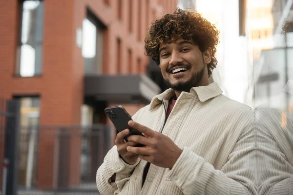 Πορτρέτο Του Κομψό Χαμογελαστό Ινδική Άνθρωπος Κρατώντας Κινητό Τηλέφωνο Κοιτάζοντας Φωτογραφία Αρχείου