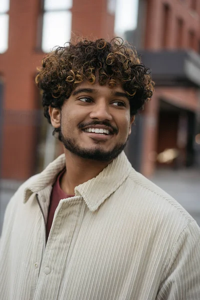 Authentisches Porträt Eines Gutaussehenden Lächelnden Indischen Mannes Stylischer Jacke Der lizenzfreie Stockbilder