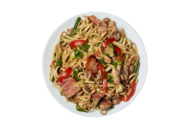 Beyaz arka planda deniz mahsullü pirinç.