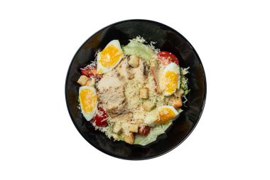 Sezar salata tavuk beyaz zemin üzerine