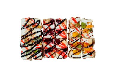 Suşi seti, beyaz bir zemin üzerinde rulo