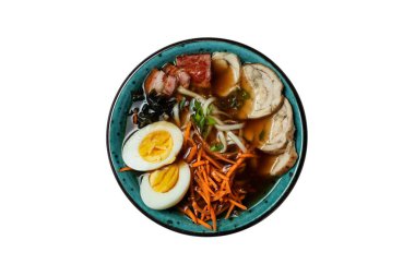 Beyaz arka planda tavuklu makarna.