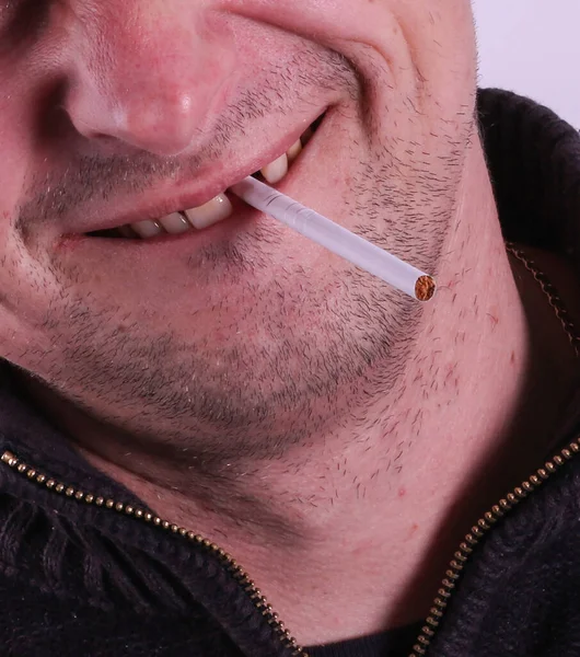 Uomo Sorridente Senza Dente Con Una Sigaretta — Foto Stock