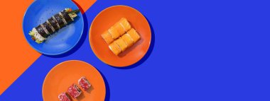 Kırmızı ve mavi arka planda Japon yemekleri