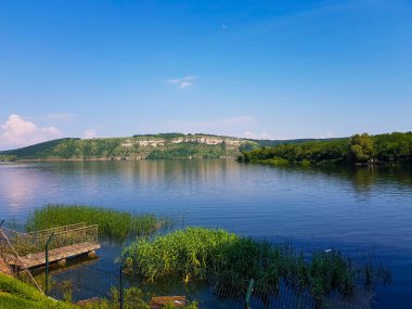 Göl ve dağlarla kaplı manzara