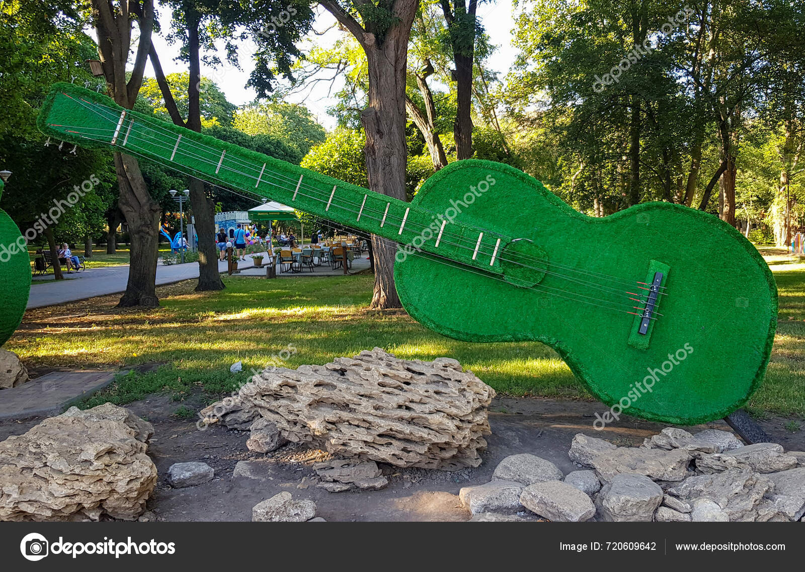 Guitar Shaped Location Garden — Stock Editorial Photo © DodPavlo 720609642